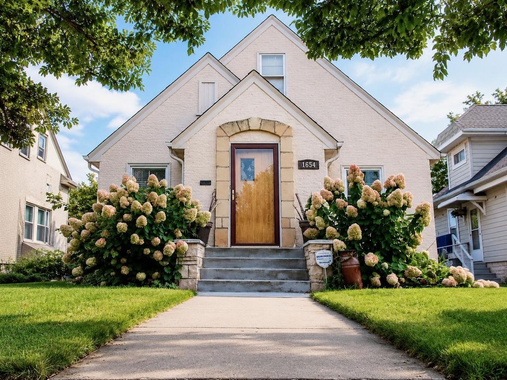 1654 Juno Avenue, Saint Paul, MN 55116