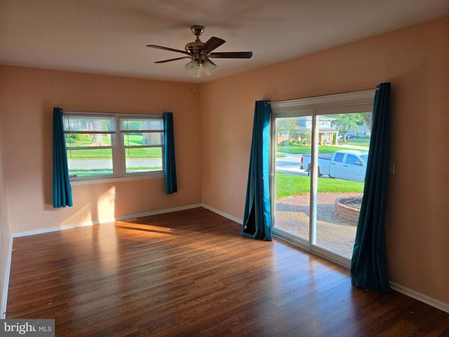 6 WINDFLOWER DR, Newark, DE 19711