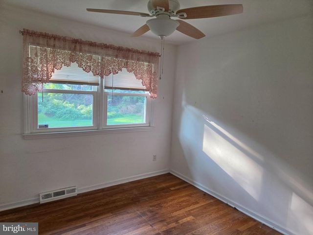 6 WINDFLOWER DR, Newark, DE 19711