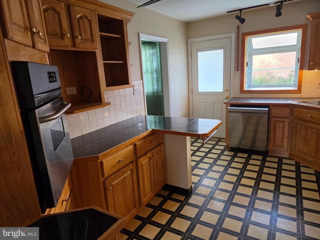 6 WINDFLOWER DR, Newark, DE 19711