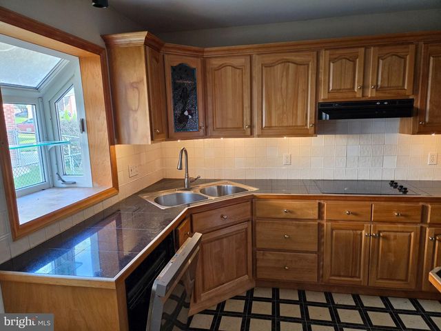 6 WINDFLOWER DR, Newark, DE 19711