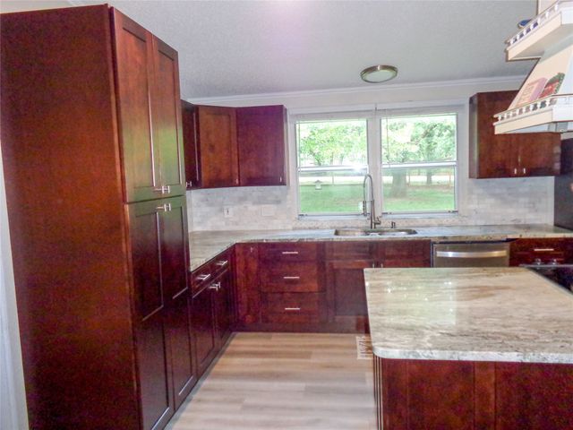 5525 Cedar Oaks Road, Grandview, TX 76050