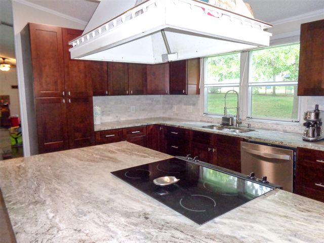 5525 Cedar Oaks Road, Grandview, TX 76050