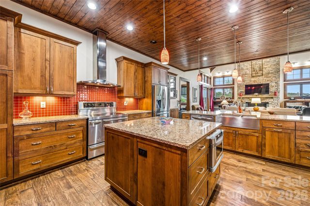 4862 Pinnacle Mountain Road, Zirconia, NC 28790