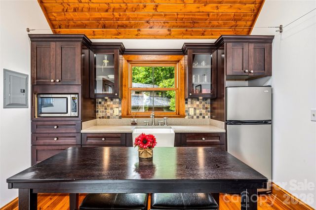 4862 Pinnacle Mountain Road, Zirconia, NC 28790