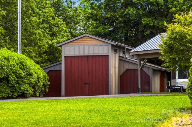 4862 Pinnacle Mountain Road, Zirconia, NC 28790