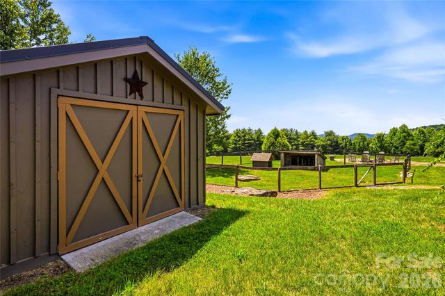 4862 Pinnacle Mountain Road, Zirconia, NC 28790