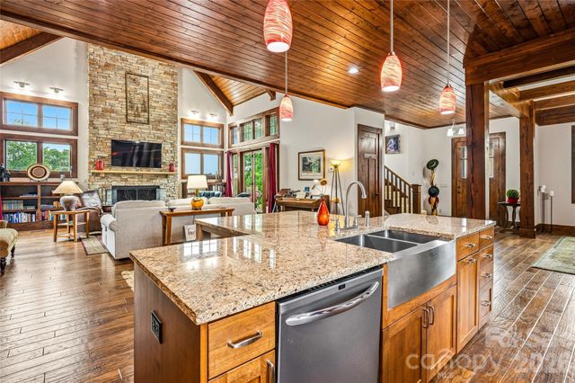 4862 Pinnacle Mountain Road, Zirconia, NC 28790