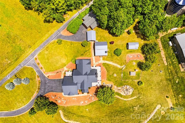4862 Pinnacle Mountain Road, Zirconia, NC 28790