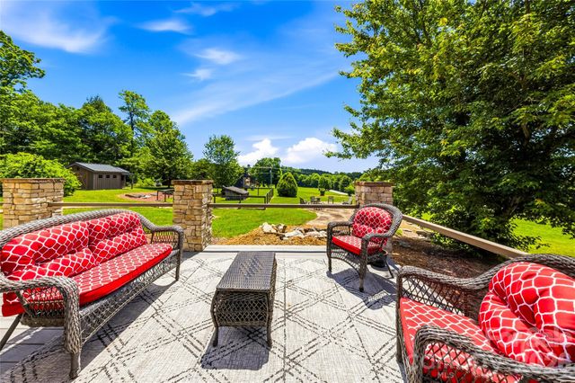 4862 Pinnacle Mountain Road, Zirconia, NC 28790