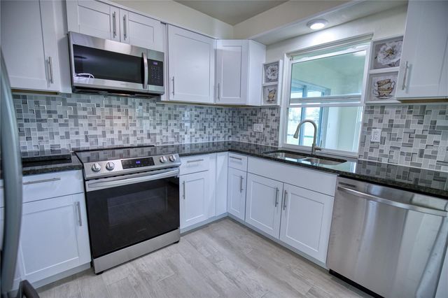 66 OAKLAND HILLS CT, Rotonda West, FL 33947