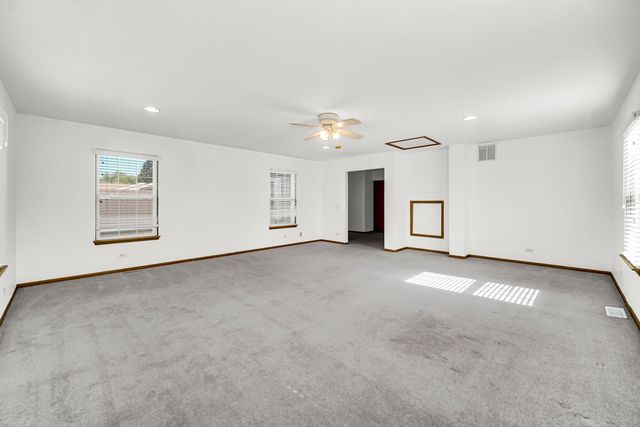 1001 Martingale Lane, Round Lake Beach, IL 60073