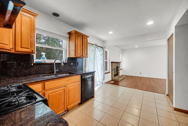 1001 Martingale Lane, Round Lake Beach, IL 60073