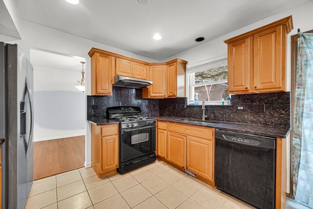 1001 Martingale Lane, Round Lake Beach, IL 60073