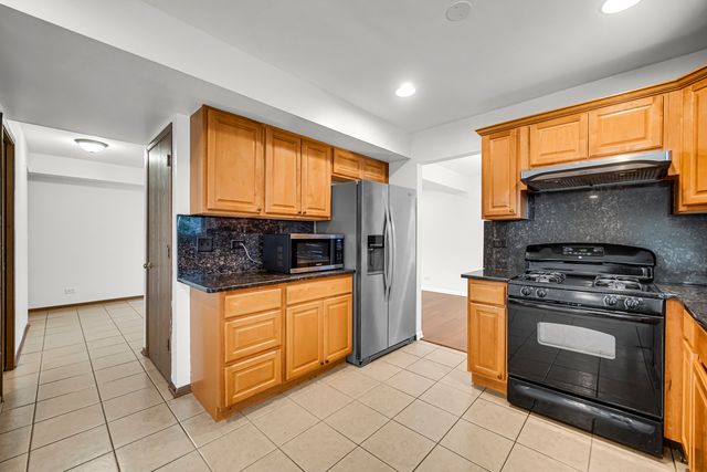 1001 Martingale Lane, Round Lake Beach, IL 60073