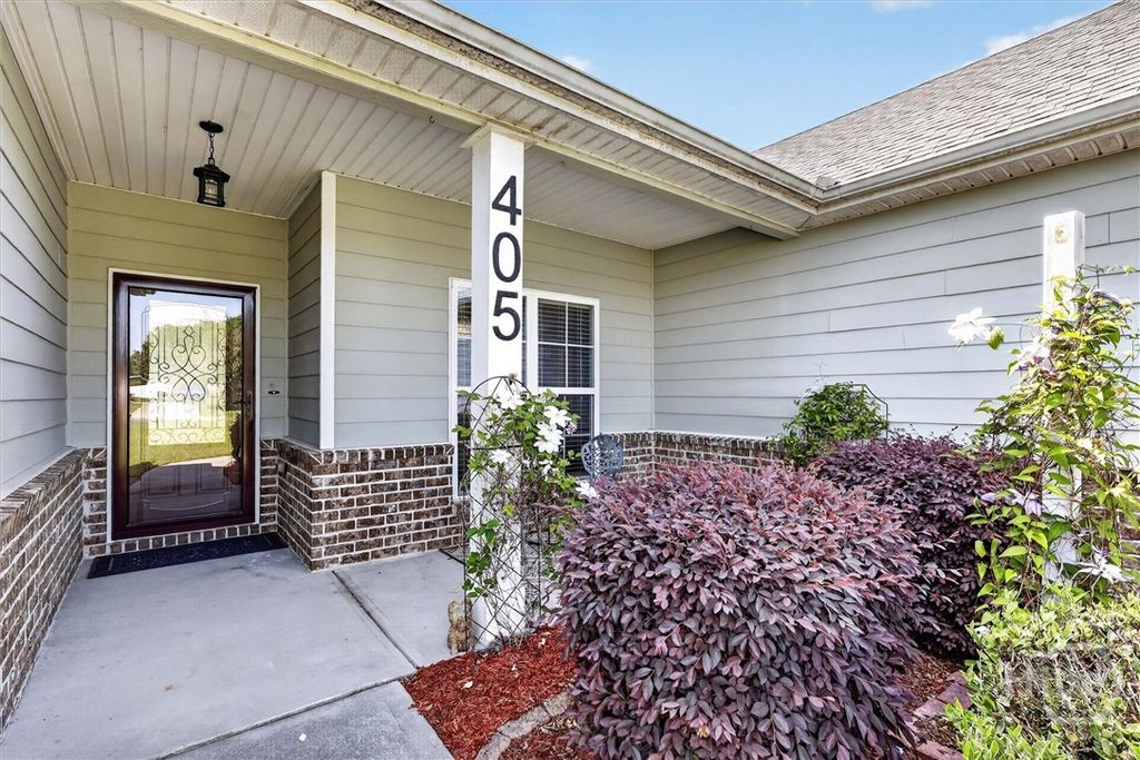 Image 2 of property listing at 405 Peachtree Drive, Rincon, GA 31326