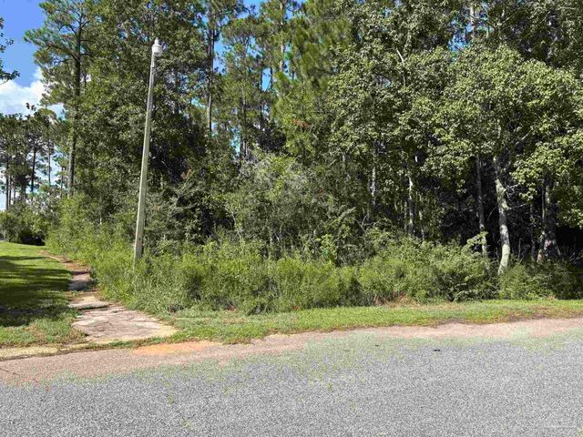 4568 Bayside Dr, Milton, FL 32583