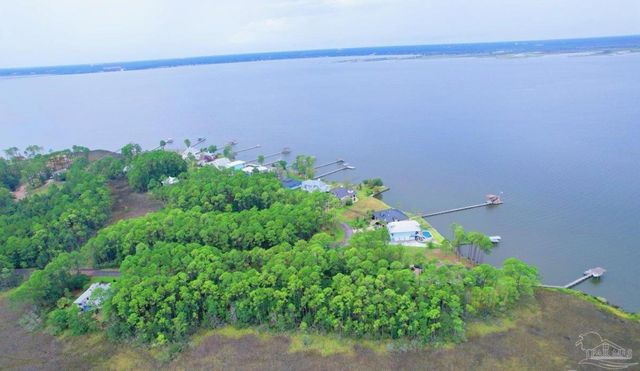 4568 Bayside Dr, Milton, FL 32583