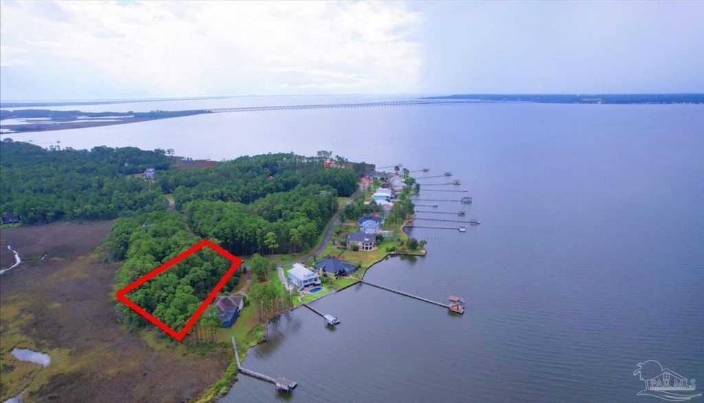 4568 Bayside Dr, Milton, FL 32583