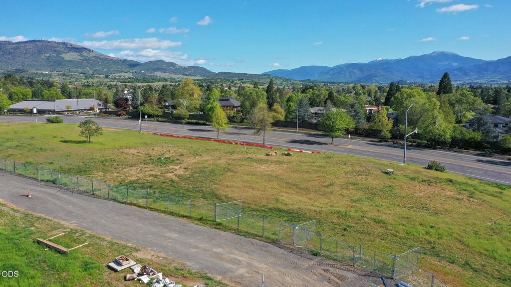 3256 Hillcrest Road, Medford, OR 97504
