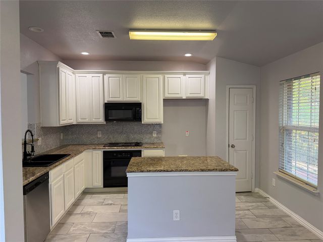 2525 Creek Villas Drive, Bedford, TX 76022