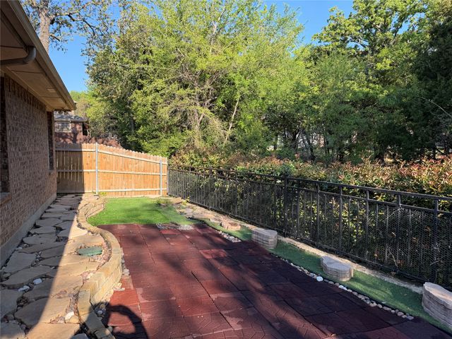 2525 Creek Villas Drive, Bedford, TX 76022