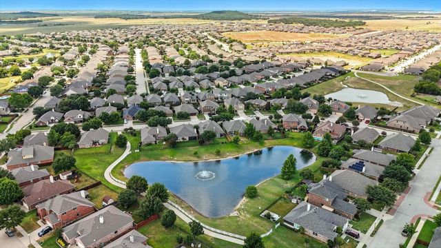 5712 Meadowglen Drive, Denton, TX 76226