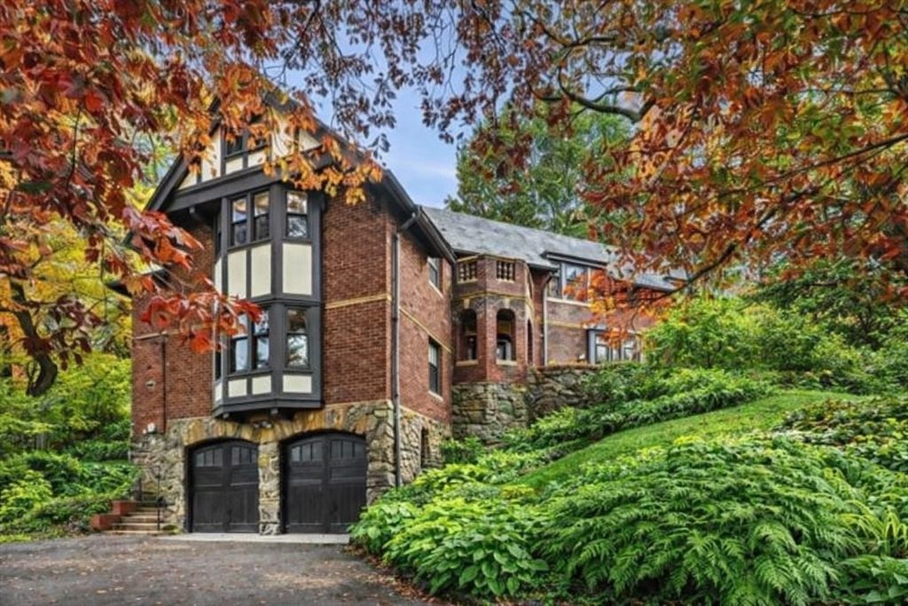 1125 West Roxbury Parkway, Brookline, MA 02467