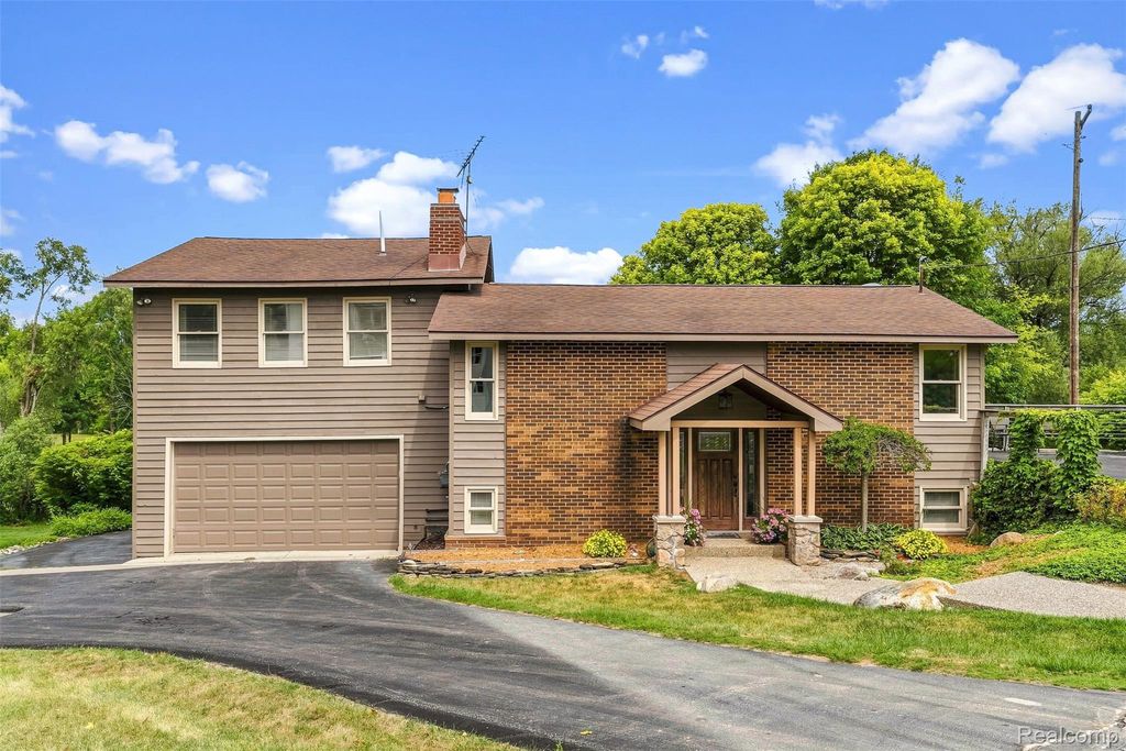 5880 Sawmill Lake Road, Brandon Charter Township, MI 48462