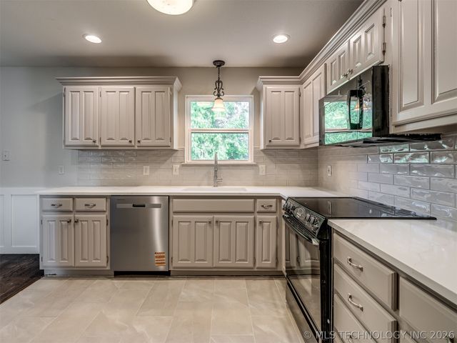 12006 S Forest Place, Jenks, OK 74037