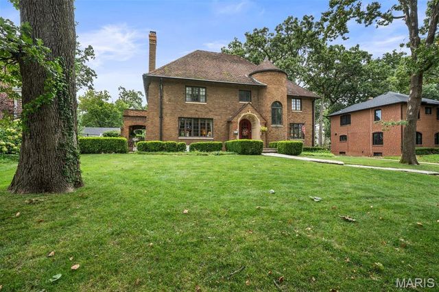 7061 Forsyth Boulevard, University City, MO 63105