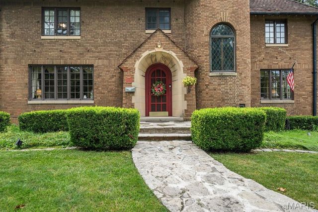 7061 Forsyth Boulevard, University City, MO 63105