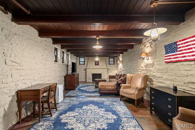 7061 Forsyth Boulevard, University City, MO 63105