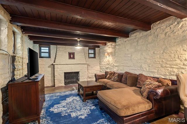 7061 Forsyth Boulevard, University City, MO 63105