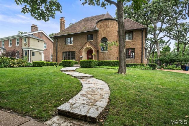 7061 Forsyth Boulevard, University City, MO 63105