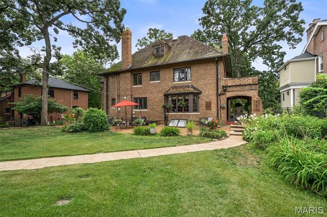 7061 Forsyth Boulevard, University City, MO 63105