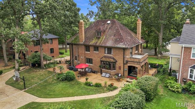 7061 Forsyth Boulevard, University City, MO 63105