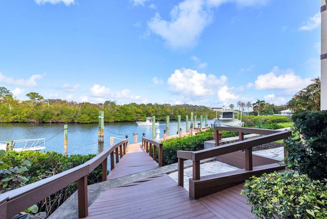 16904 S Passage S, Jupiter, FL 33477