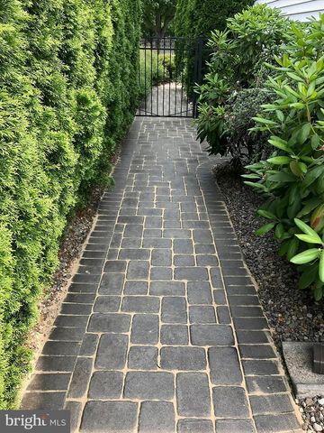 1 EDINBURG CIR, Matawan, NJ 07747