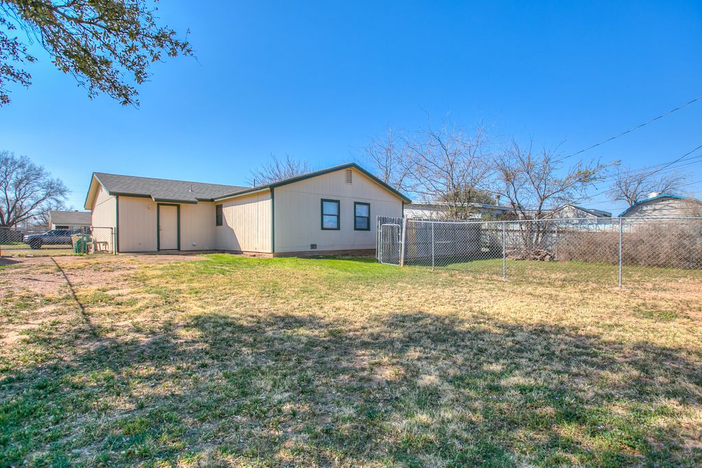 Image 22 of property listing at 806 Van Zandt Street, San Angelo, TX 76905