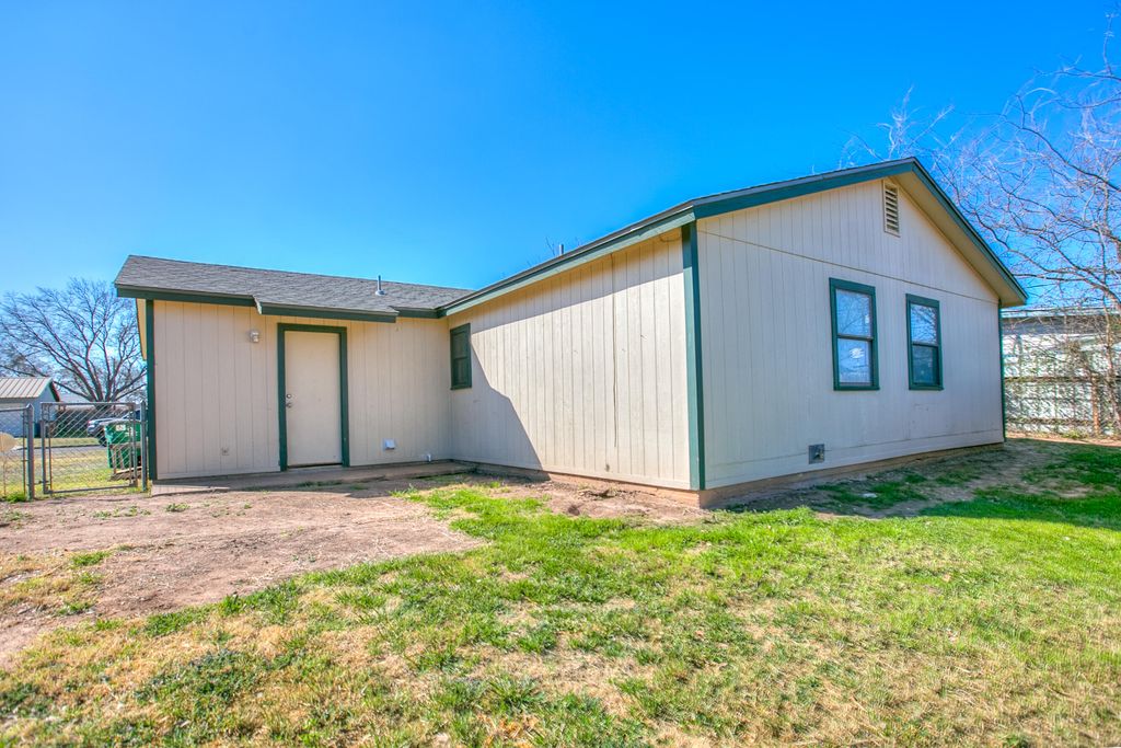 Image 23 of property listing at 806 Van Zandt Street, San Angelo, TX 76905