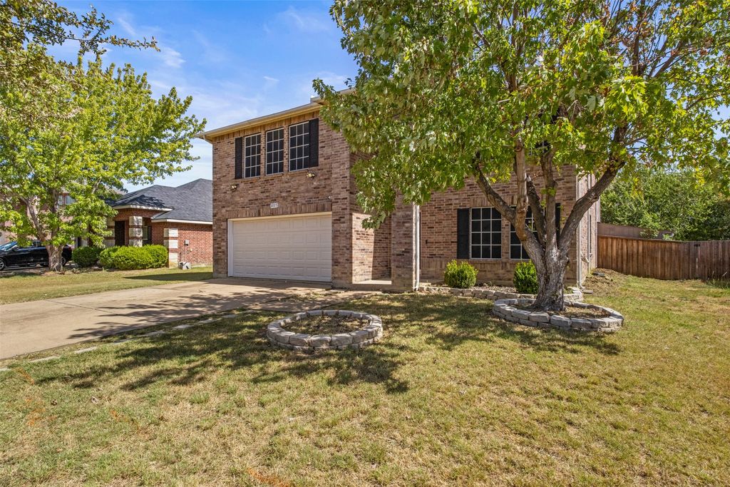 8005 York Beach Place, Arlington, TX 76002 — photo 2