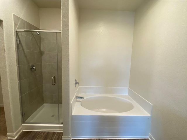105 Brunswick LN, Jarrell, TX 76537