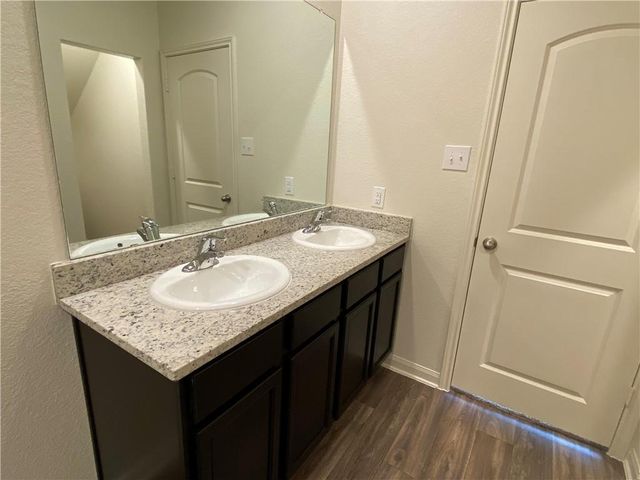 105 Brunswick LN, Jarrell, TX 76537