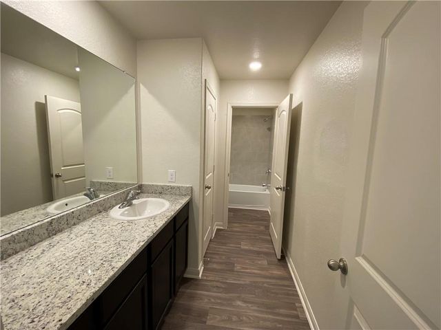 105 Brunswick LN, Jarrell, TX 76537