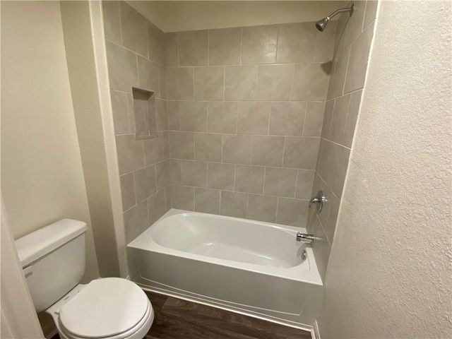 105 Brunswick LN, Jarrell, TX 76537