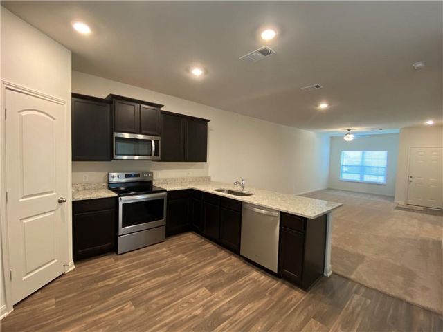 105 Brunswick LN, Jarrell, TX 76537