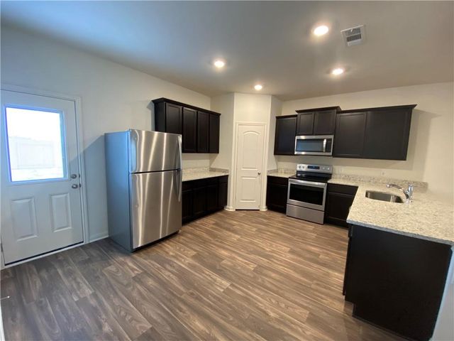 105 Brunswick LN, Jarrell, TX 76537