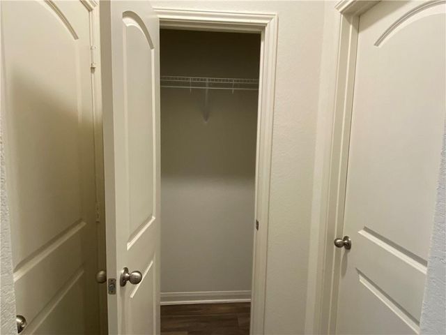 105 Brunswick LN, Jarrell, TX 76537