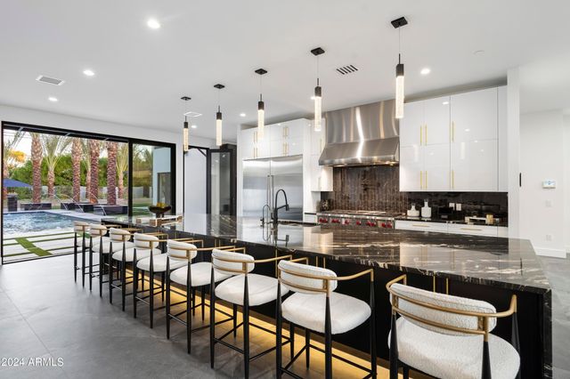 8037 N 7th Avenue, Phoenix, AZ 85021